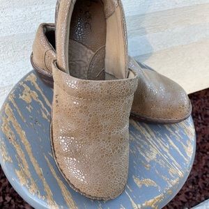 Like New b.o.c. Woman’s Sz 9.5 Clogs